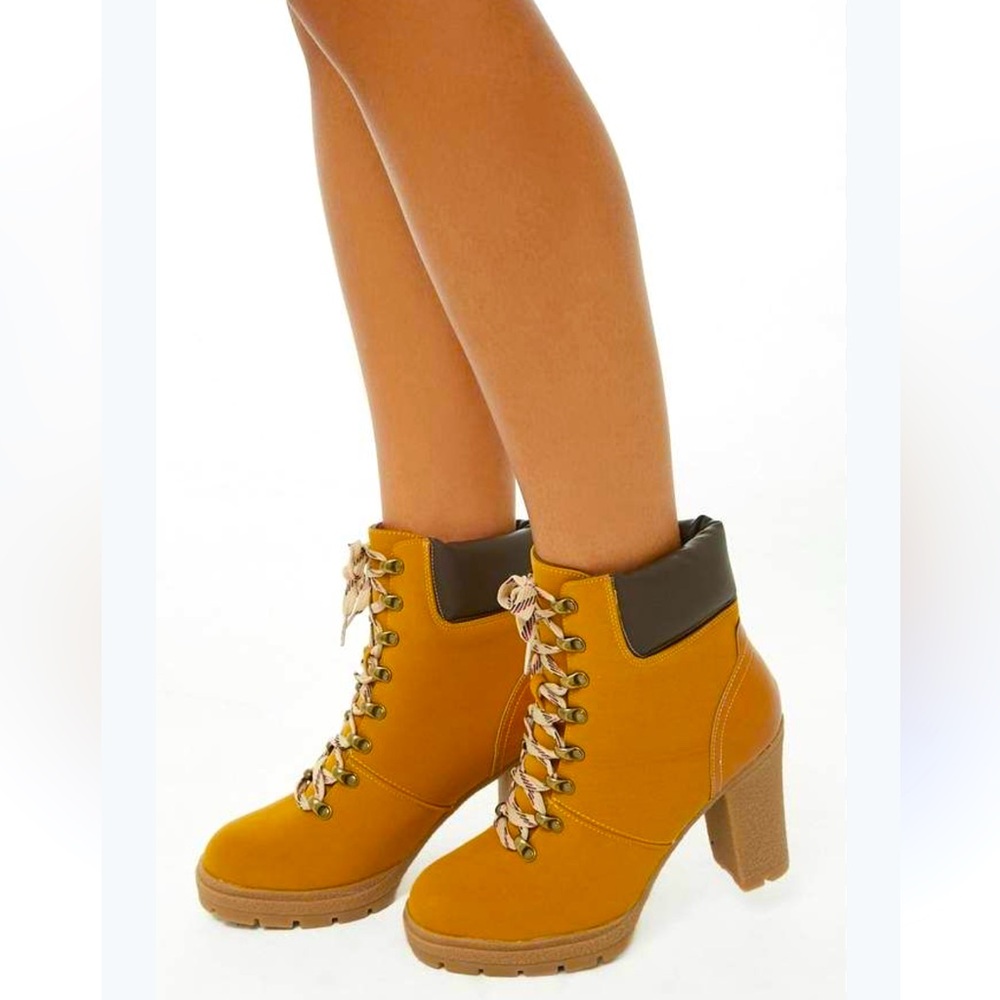 WILD DIVA Stylish Tan Lace-Up Ankle Boots SIZE 8